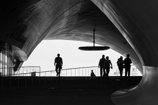 台湾高雄市现代建筑步道上的剪影人物