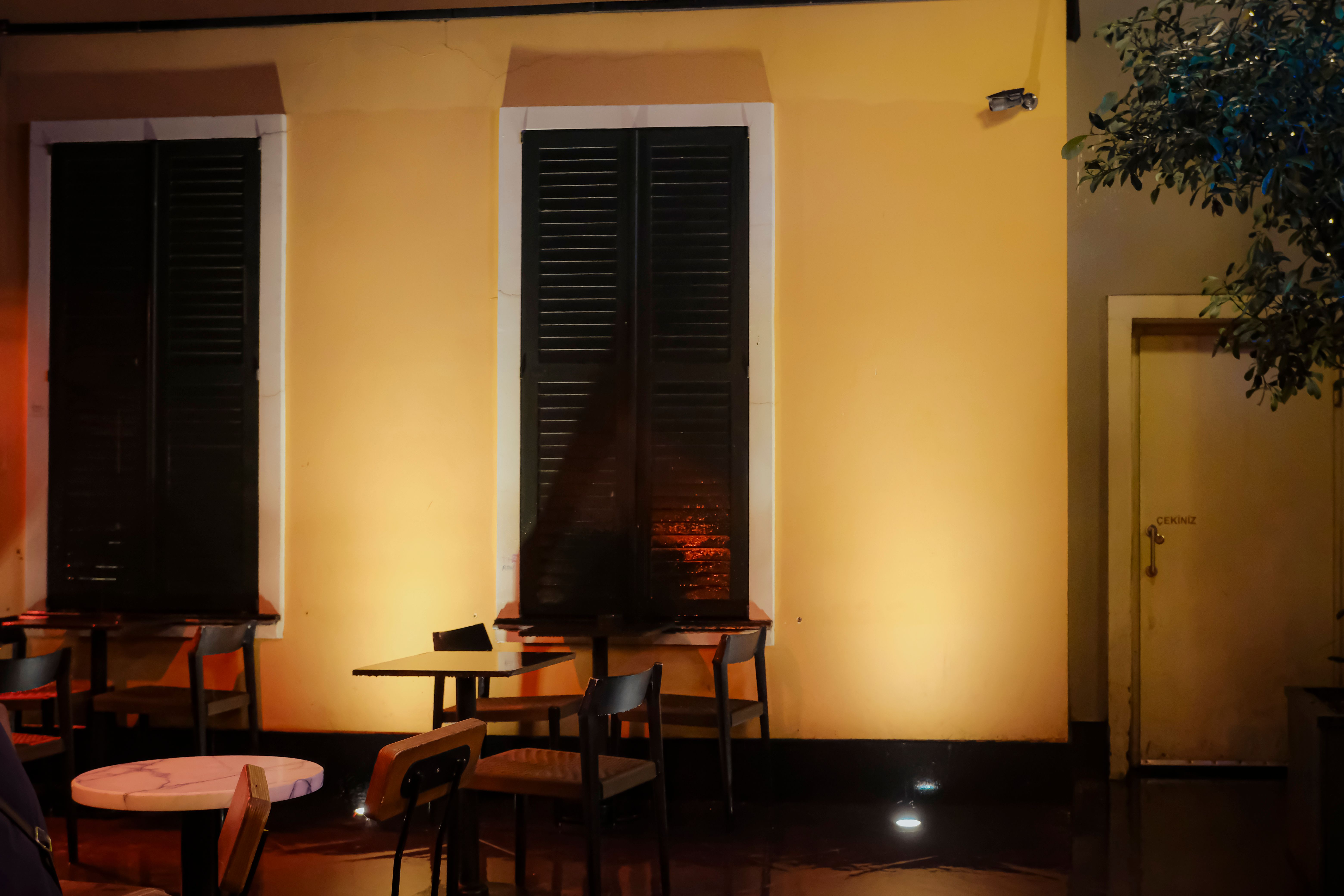 Empty Tables in a Restaurant in the Evening · Free Stock Photo