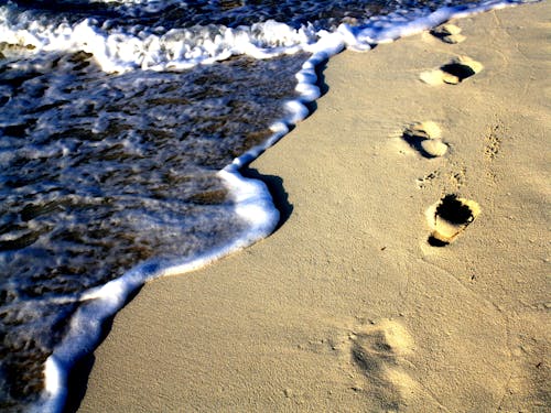 Darmowe zdjęcie z galerii z kroki na piasku, morze, plaża piaskowa
