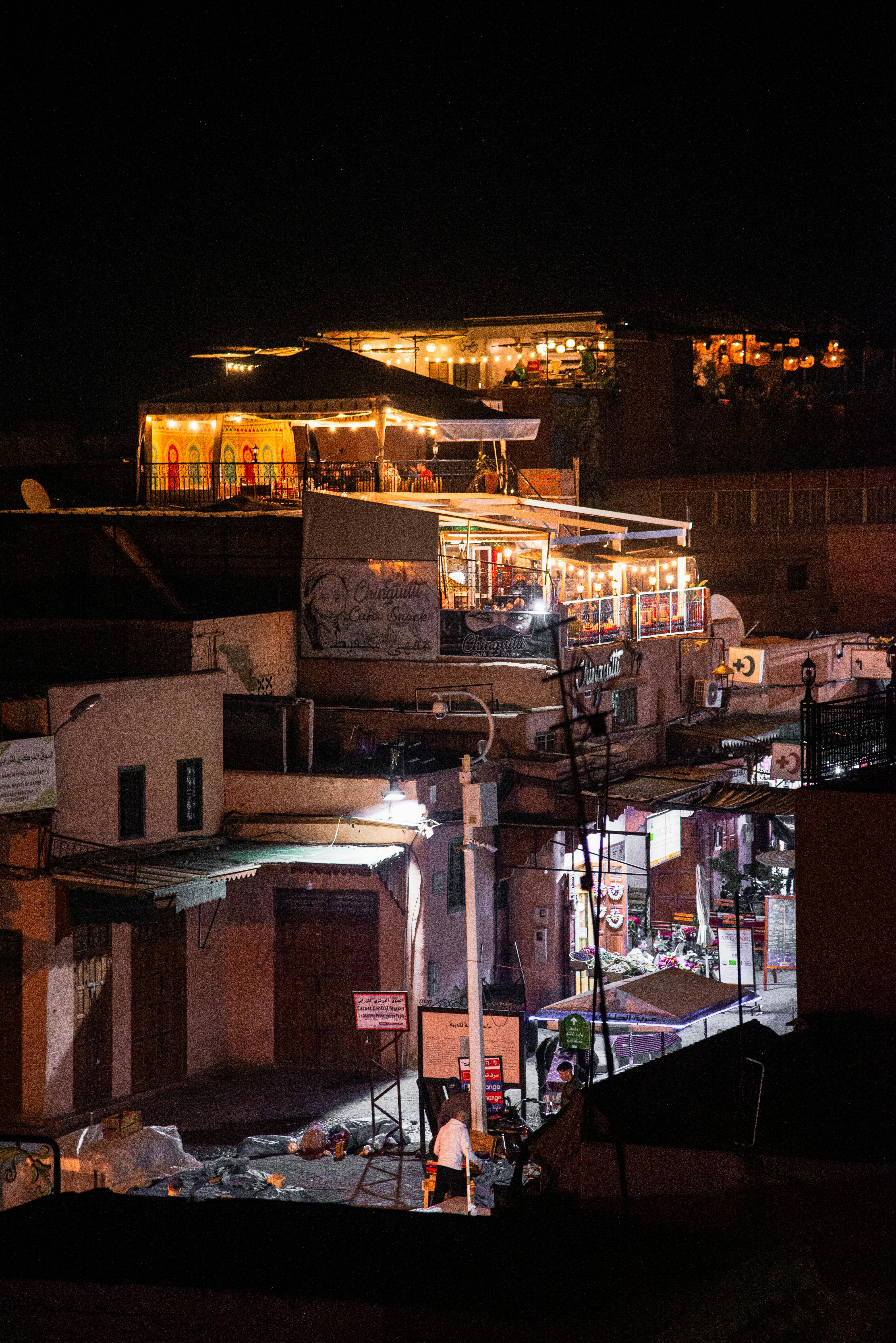 Restaurant rooftop avec vue panoramique sur la médina de Marrakech