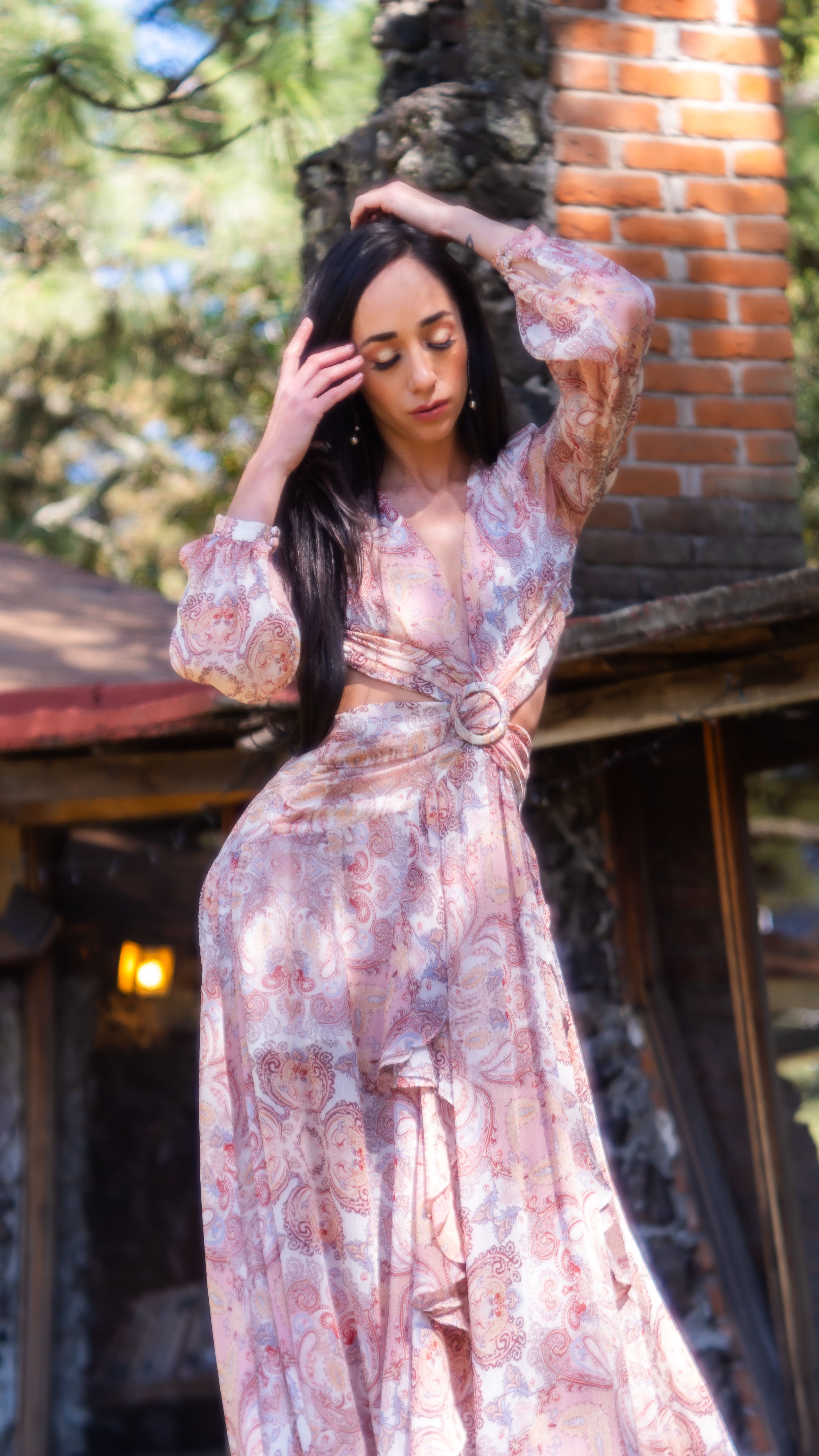 A stylish young woman poses in a pink dress outdoors in Ciudad de México, Mexico.