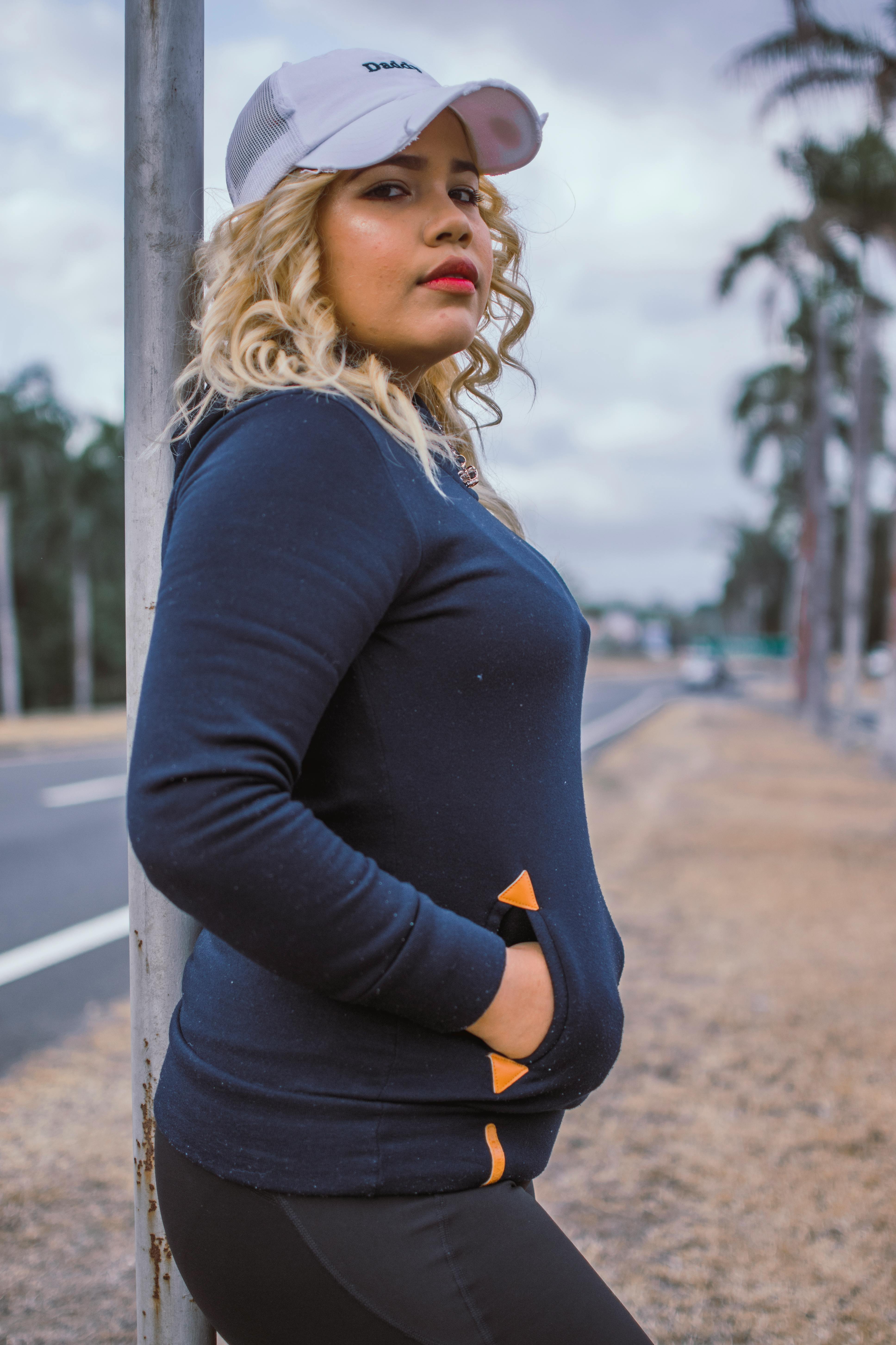 一位穿着休闲装的时尚女子在巴拿马城的户外摆姿势