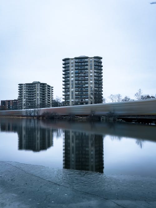 Foto stok gratis Arsitektur modern, badan air, bangunan apartemen