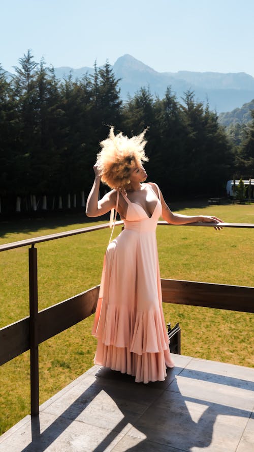 Foto stok gratis bergaya, fotografi mode, gaun merah muda