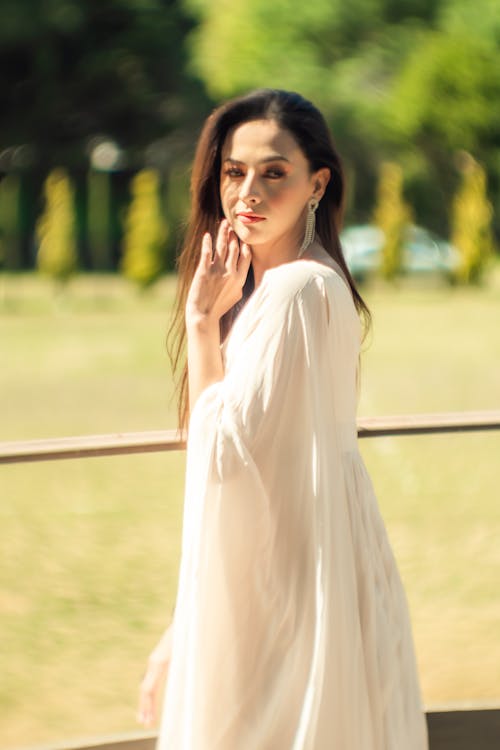 Бесплатное стоковое фото с белое платье, вертикальный выстрел, длинные волосы