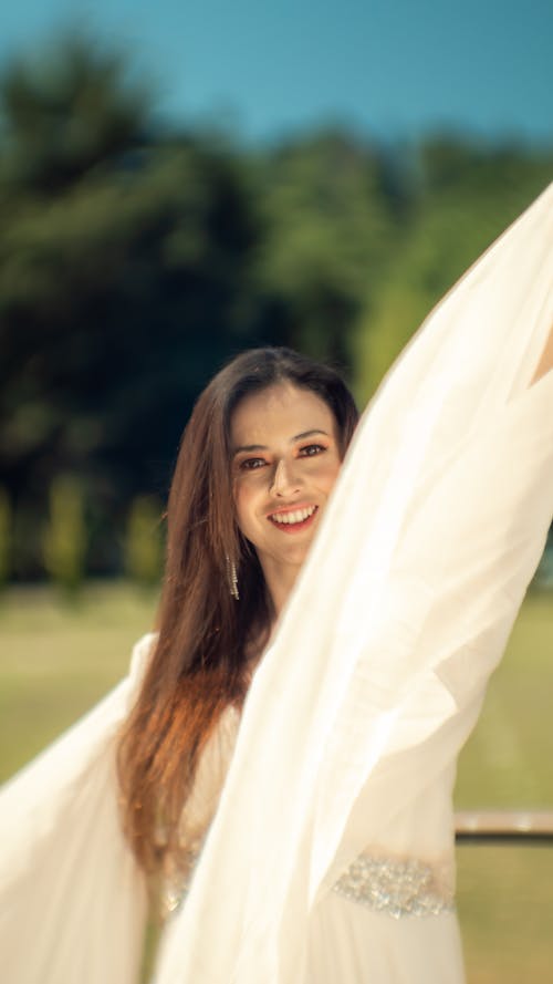 Бесплатное стоковое фото с белое платье, вертикальный выстрел, длинные волосы