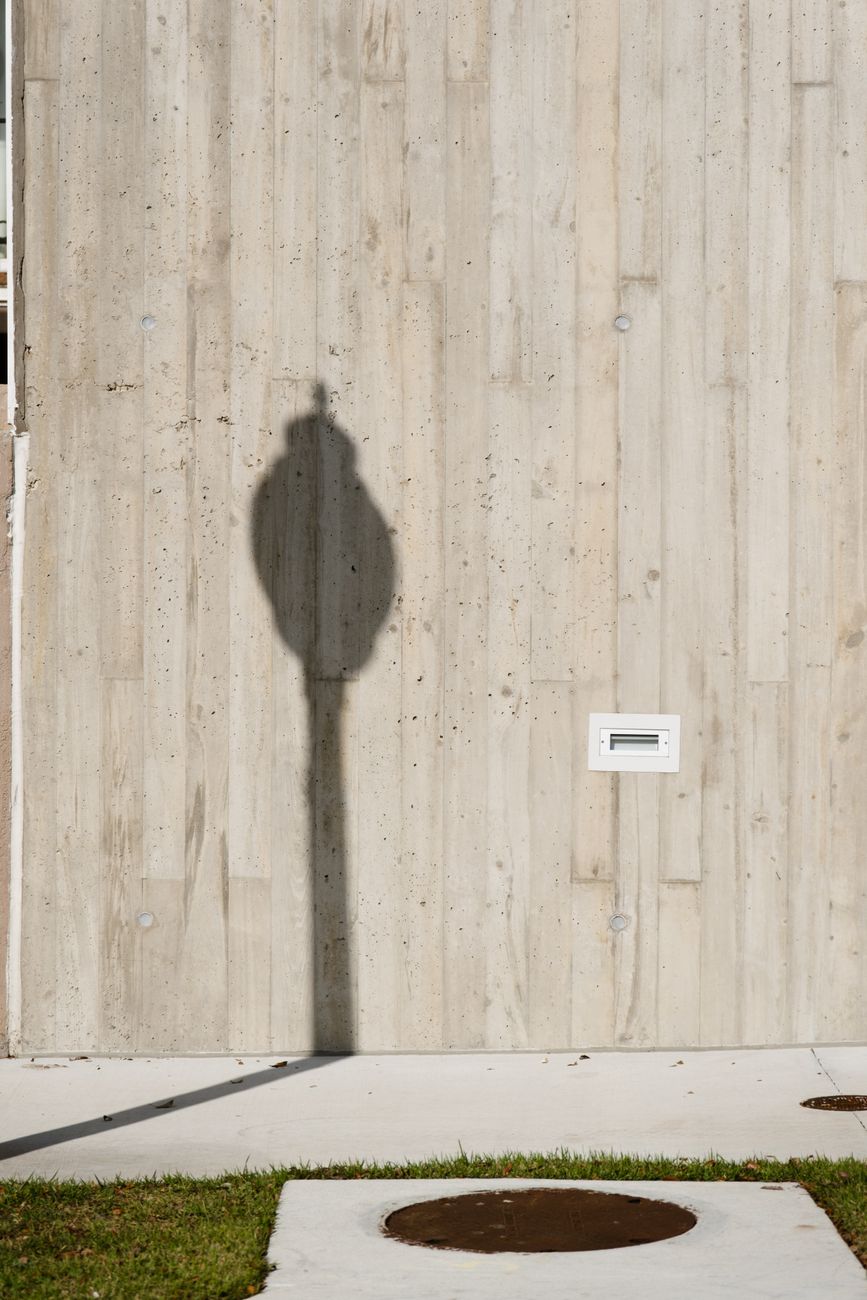 Geheimnisvolle Straße & Schatten – Minimalistisches Wallpaper