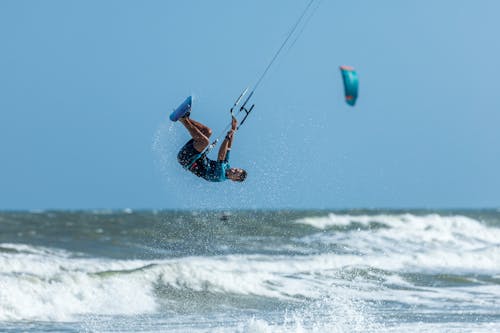 Ilmainen kuvapankkikuva tunnisteilla hypätä, kitesurfer, liitolainelautailua