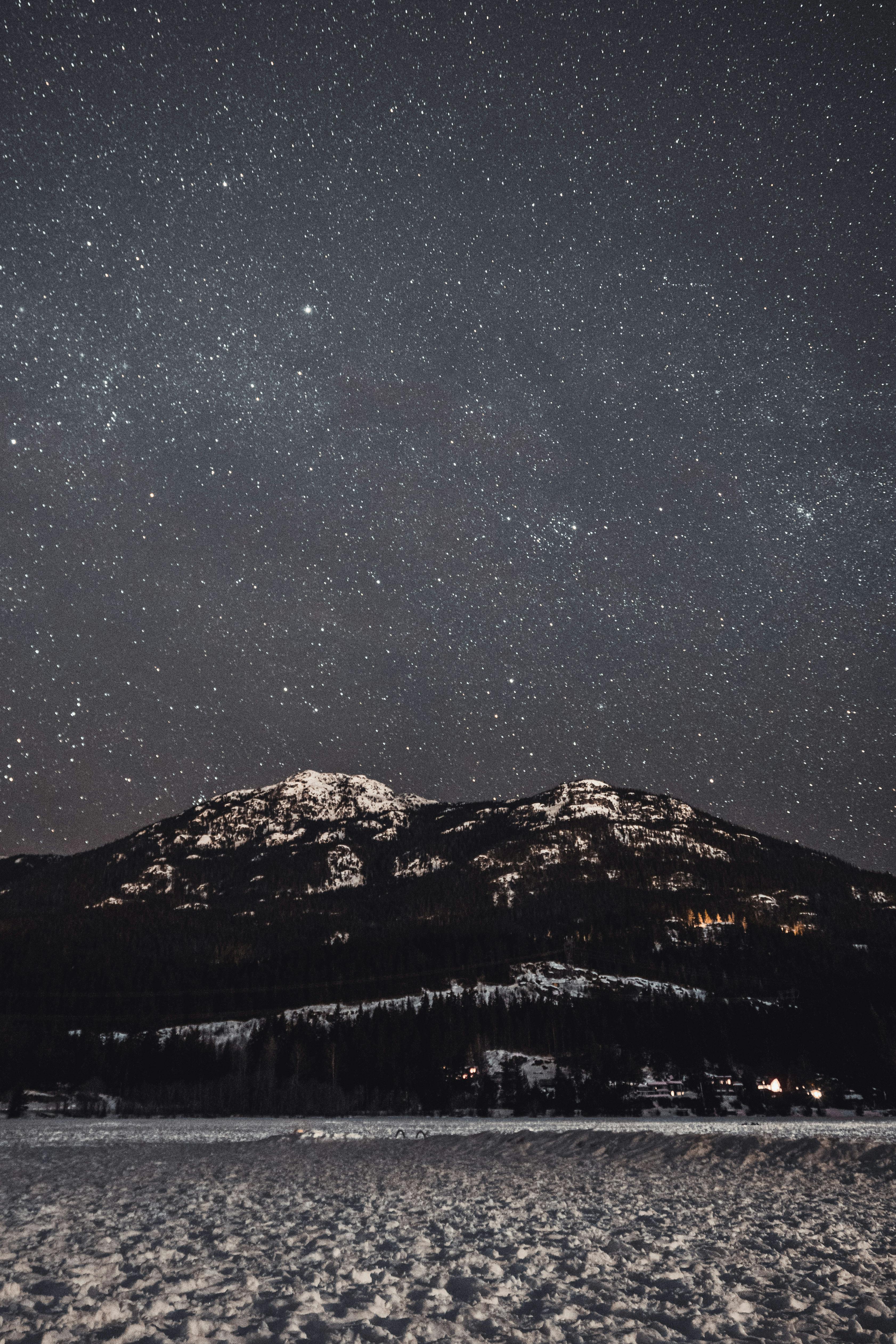 白雪覆盖的山脉上，星空令人惊叹