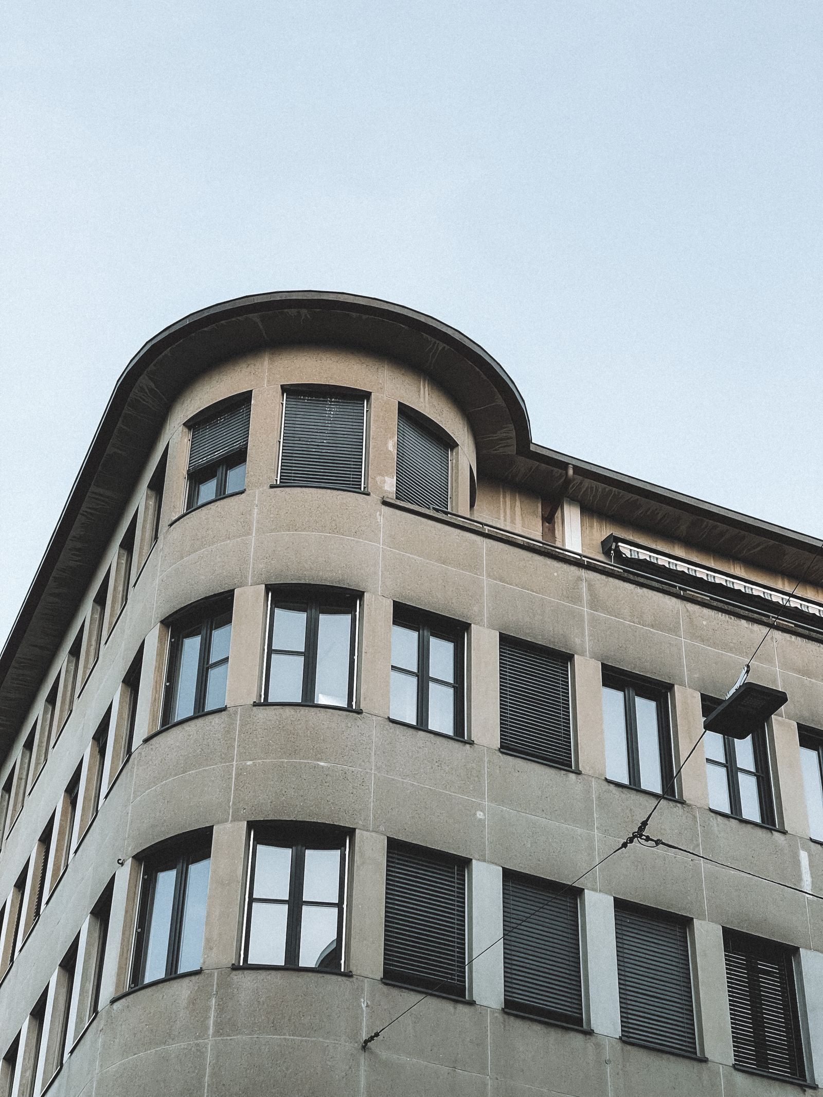 Wohngebäude an einer Strasse im Schweizer Stadtgebiet