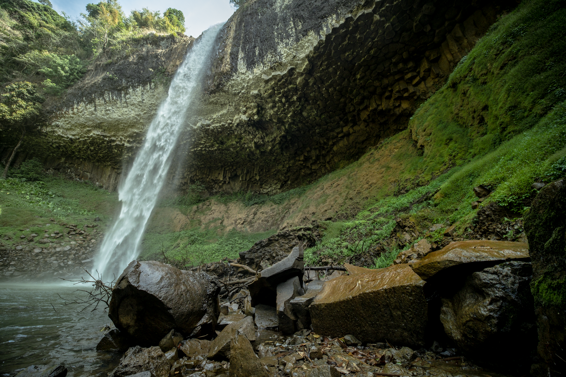 Explore the stunning Lien Nung Waterfall cascading over rocky cliffs in lush Vietnam.