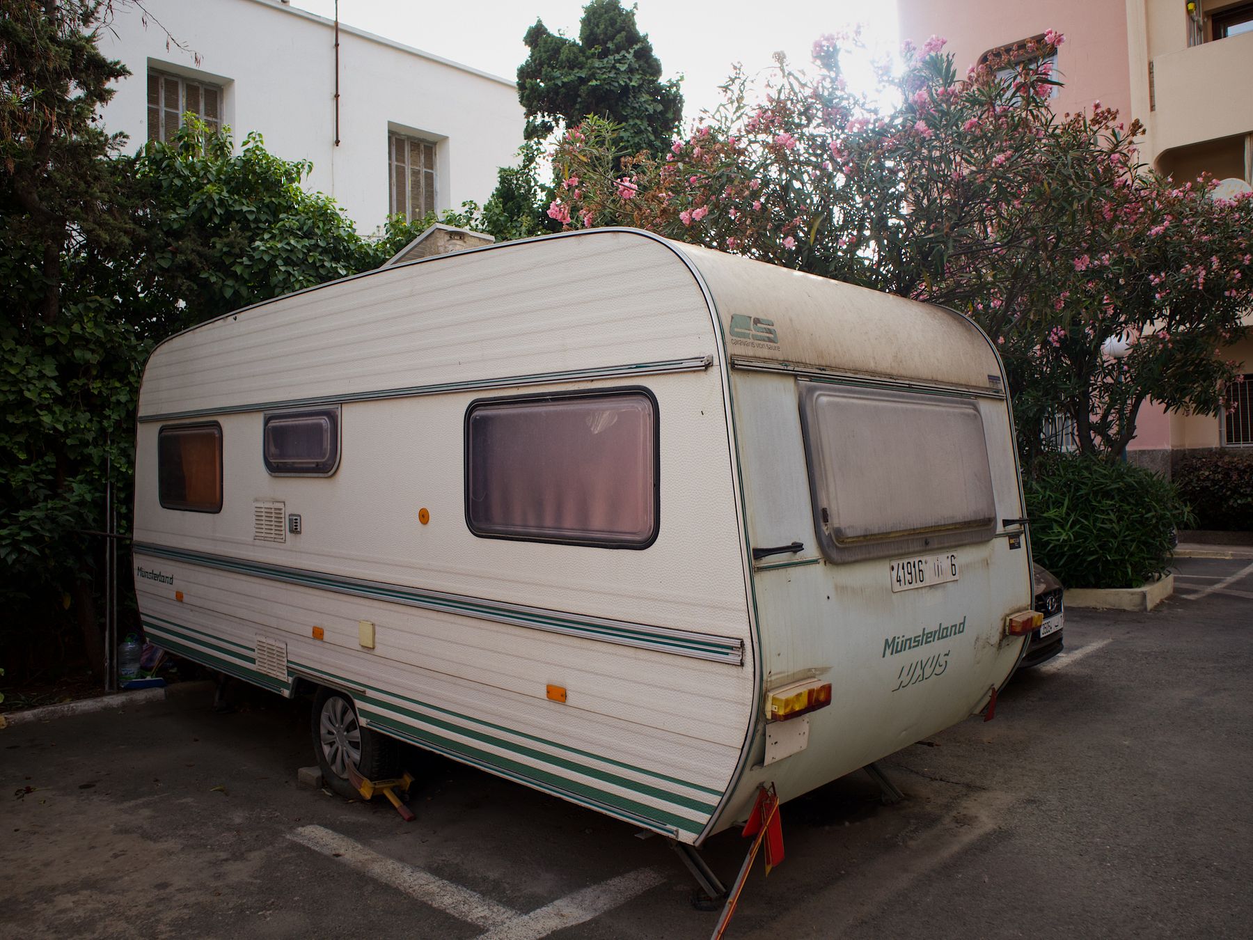 Weston on the Green — man and van team loading a removal van