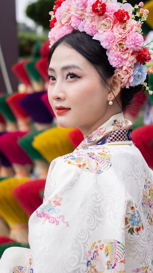 Kostenloses Stock Foto zu asiatische frau, blumen, eleganz