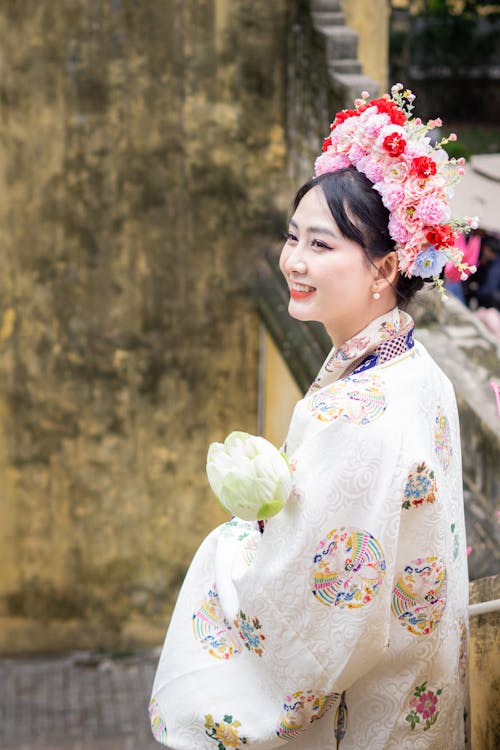 Gratis lagerfoto af asiatisk kvinde, blomster, holde