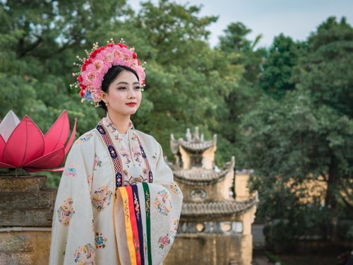 Free Asian woman in traditional clothing with floral wreath in Hanoi, Vietnam. Stock Photo
