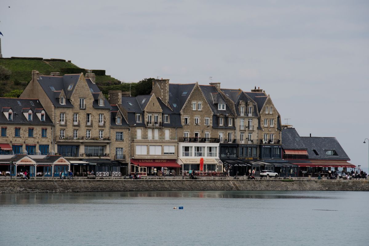 Frontul de case cu restaurante de pe faleza din Cancale