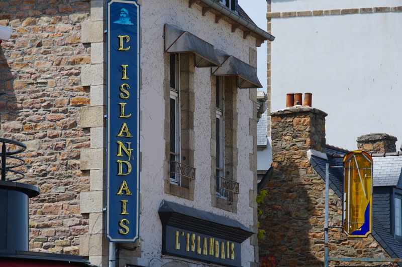 Bâtiment en pierre dans un village breton, rural proche de Caudan