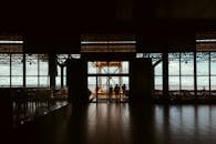 在巴西纳扎雷，剪影人物穿过黑暗走廊，走向明亮的室外景观