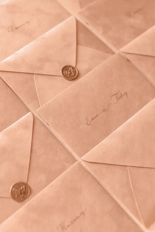 Free A collection of elegant wedding invitation envelopes with wax seals in a soft, warm tone. Stock Photo