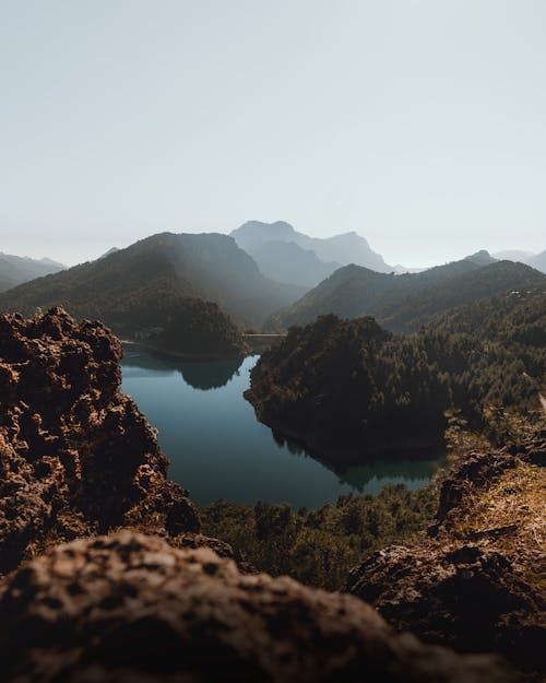 Foto profissional grátis de cenário, colinas, lago