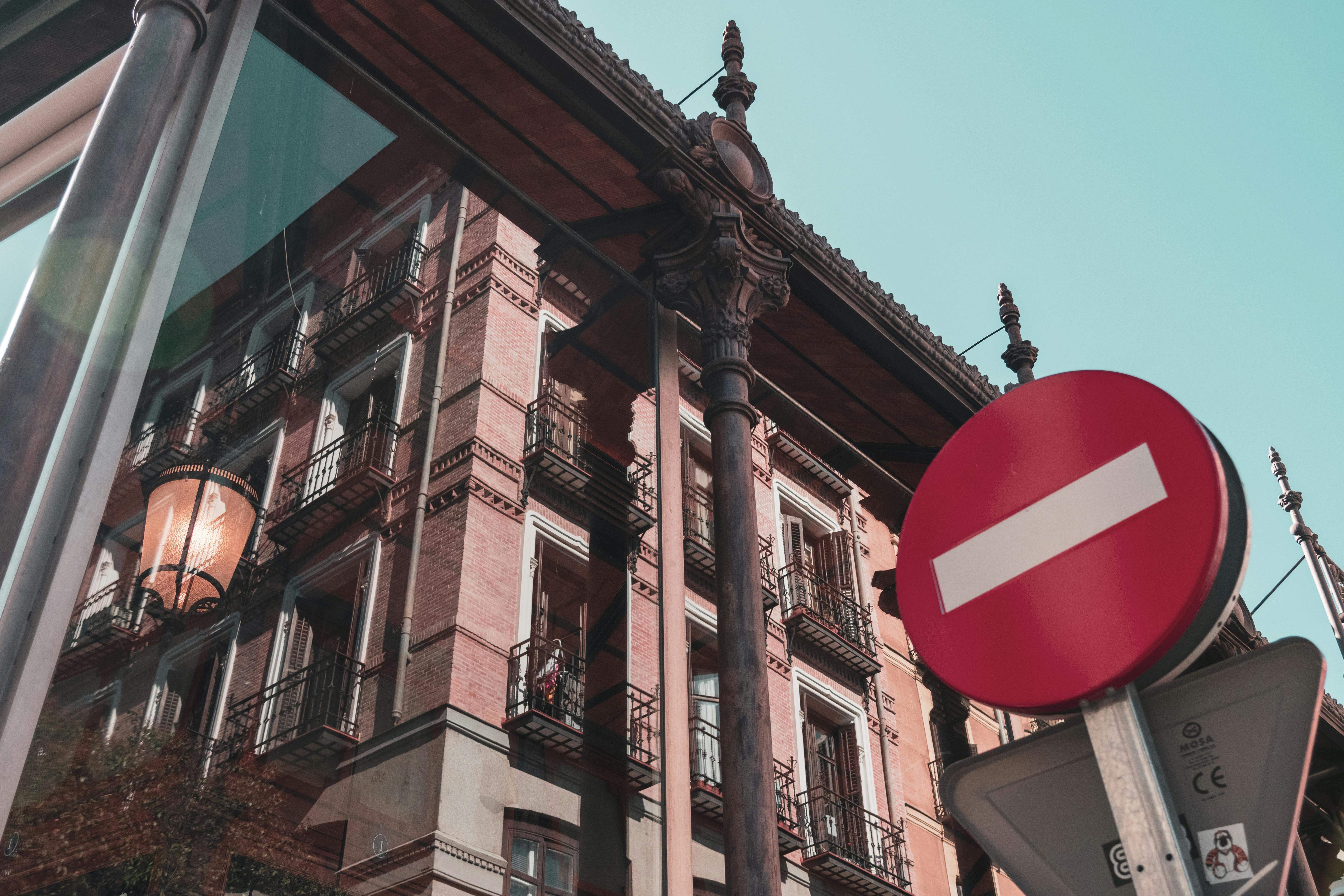 玻璃上倒映着马德里的经典建筑，旁边还有明显的禁止进入标志