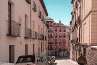 漫步在马德里一条古色古香的街道，感受经典的建筑与温暖的氛围