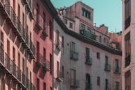 马德里充满活力的城市场景中，阳台和立面得以展示