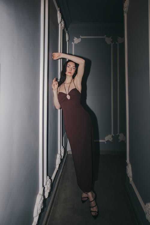 Бесплатное стоковое фото с вертикальный выстрел, женщина, коричневое платье