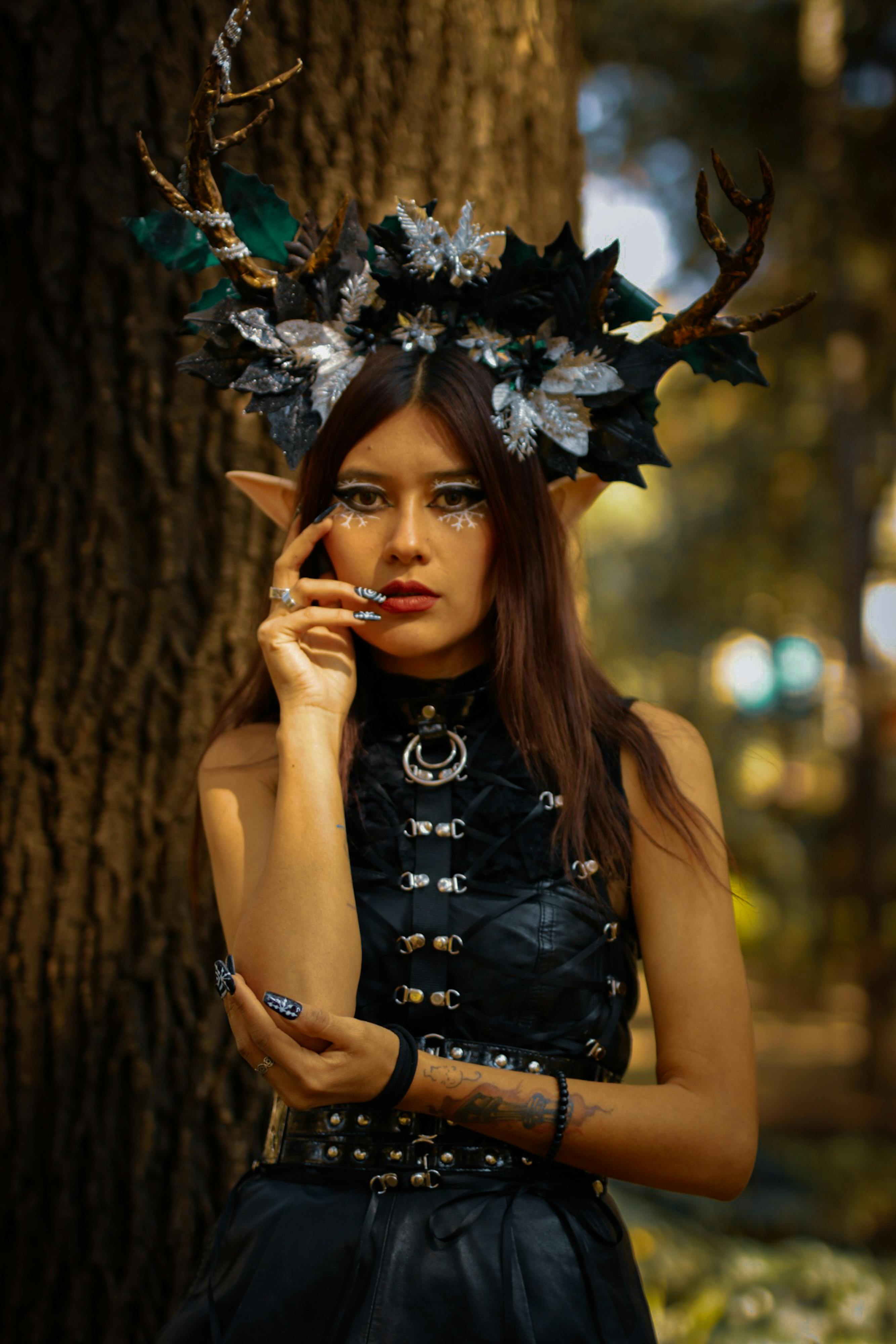 grátis Mulher Em Traje De Elfo Com Chifres Foto profissional