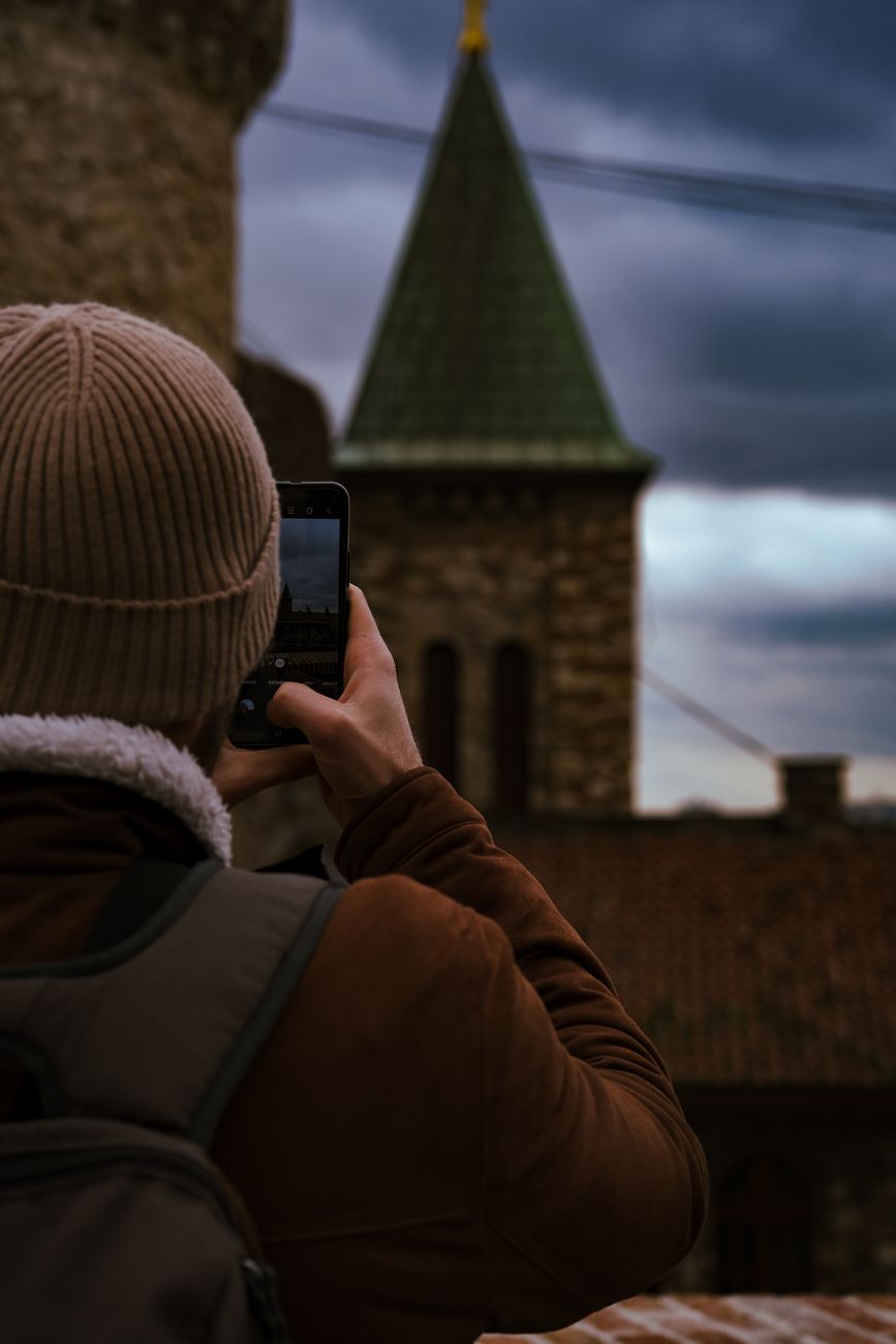 Telefon mobil cu aplicația WhatsApp și simboluri de securitate digitală Telefon mobil cu aplicația WhatsApp și simboluri de securitate digitală