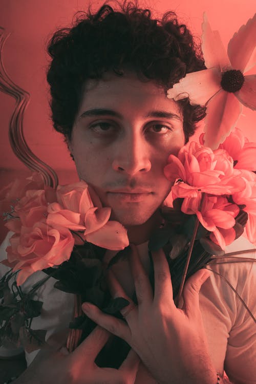 Foto stok gratis berwarna merah muda, bunga-bunga, laki-laki