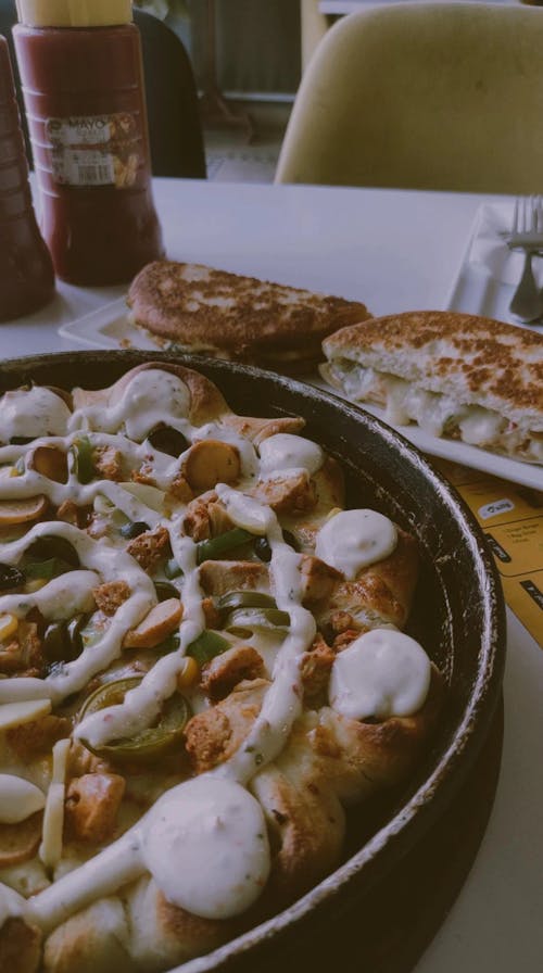 Pizza, pizza günü, pizza kesici içeren Ücretsiz stok fotoğraf