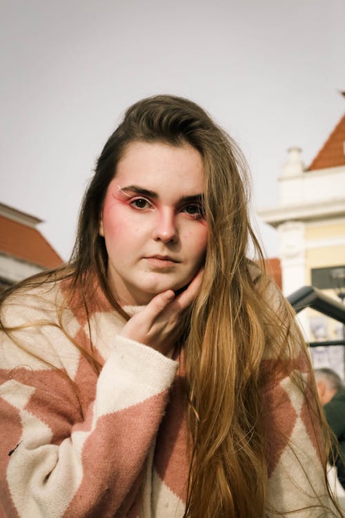 Kostenloses Stock Foto zu braune haare, frau, hand unter die wange