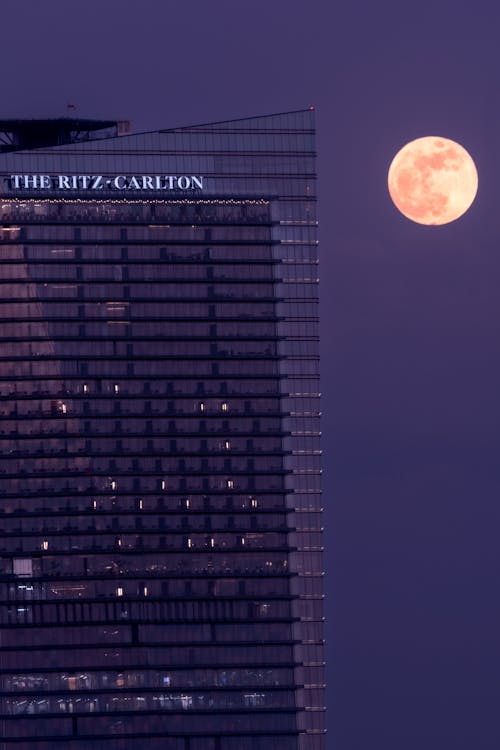 고층 건물, 달, 리츠 칼튼의 무료 스톡 사진