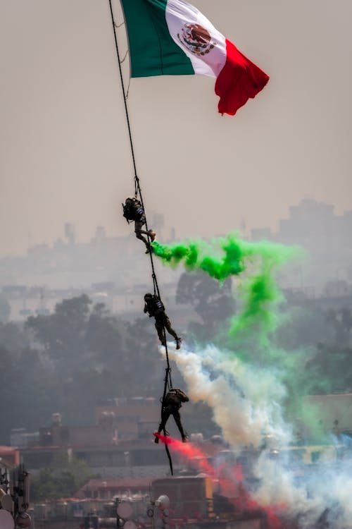 Kostenloses Stock Foto zu fahnenstange, flagge, flamme