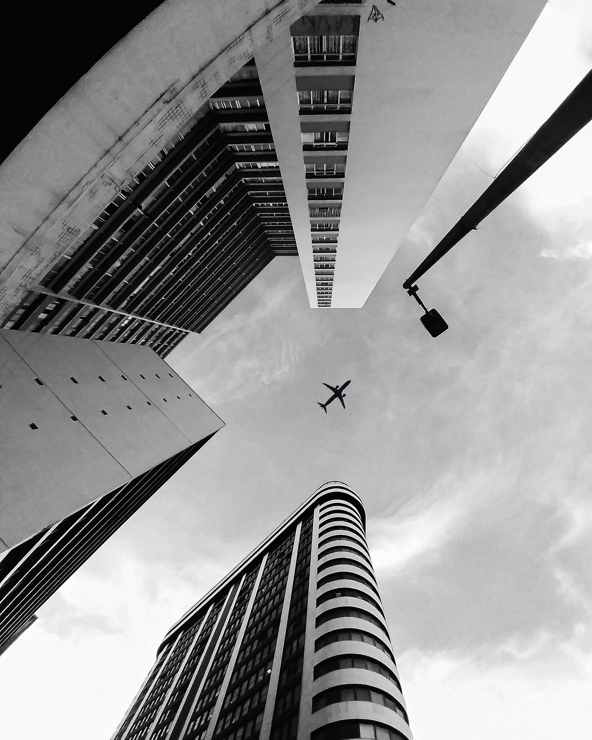 Foto De \u00e1ngulo Bajo De Un Avi\u00f3n Volando Sobre Un Edificio \u00b7 Fotos de stock gratuitas