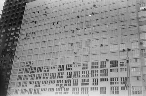 Ingyenes stockfotó 35 mm-es film, épülethomlokzat, fekete-fehér témában