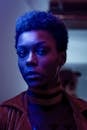 在戏剧性的蓝色灯光下，一幅肖像惊人地展示了富有表情的面部特征