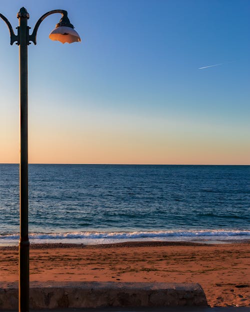 Darmowe zdjęcie z galerii z latarnia, morze, piasek