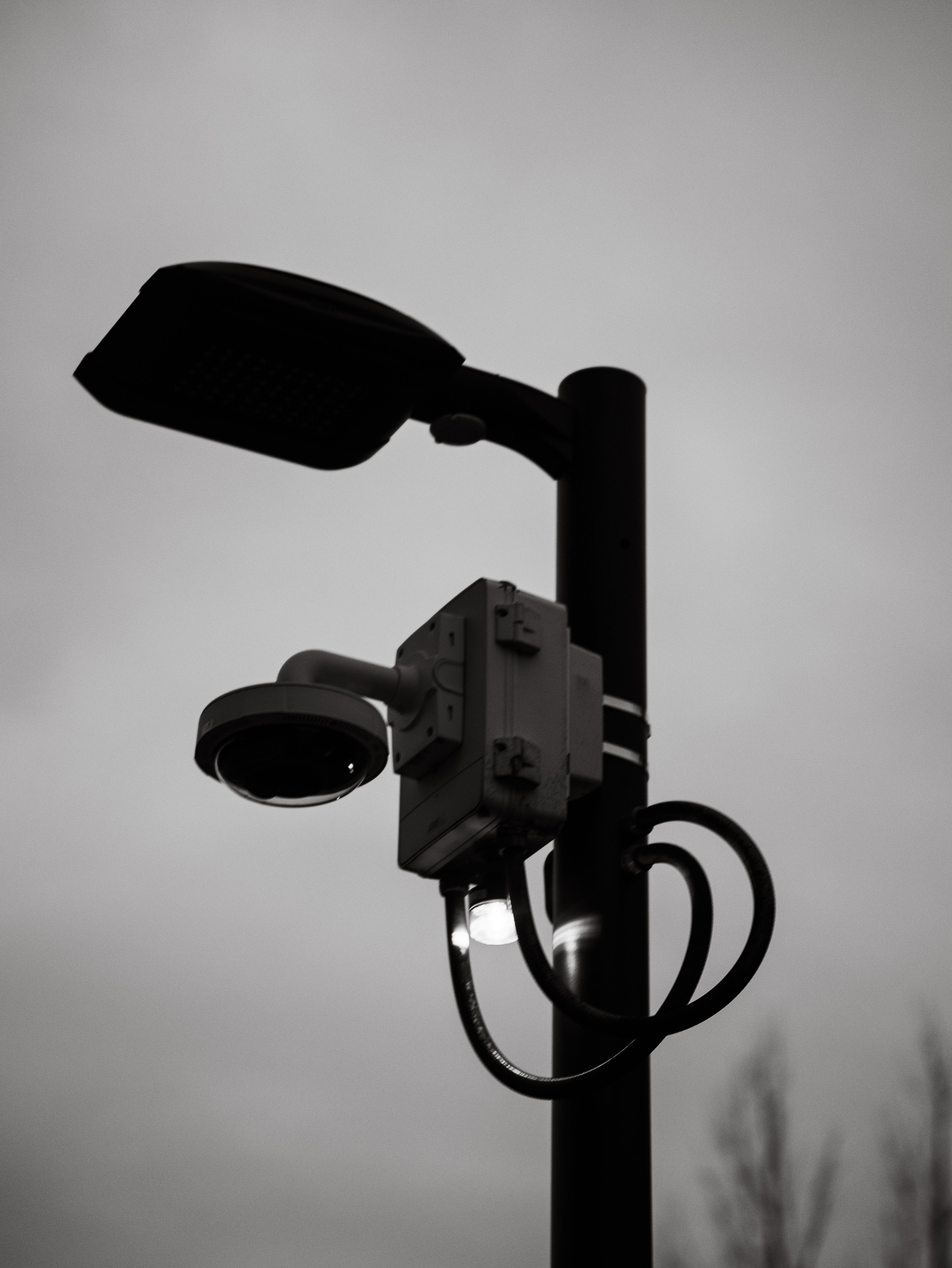 Cámara de seguridad como símbolo de vigilancia emocional en sueños