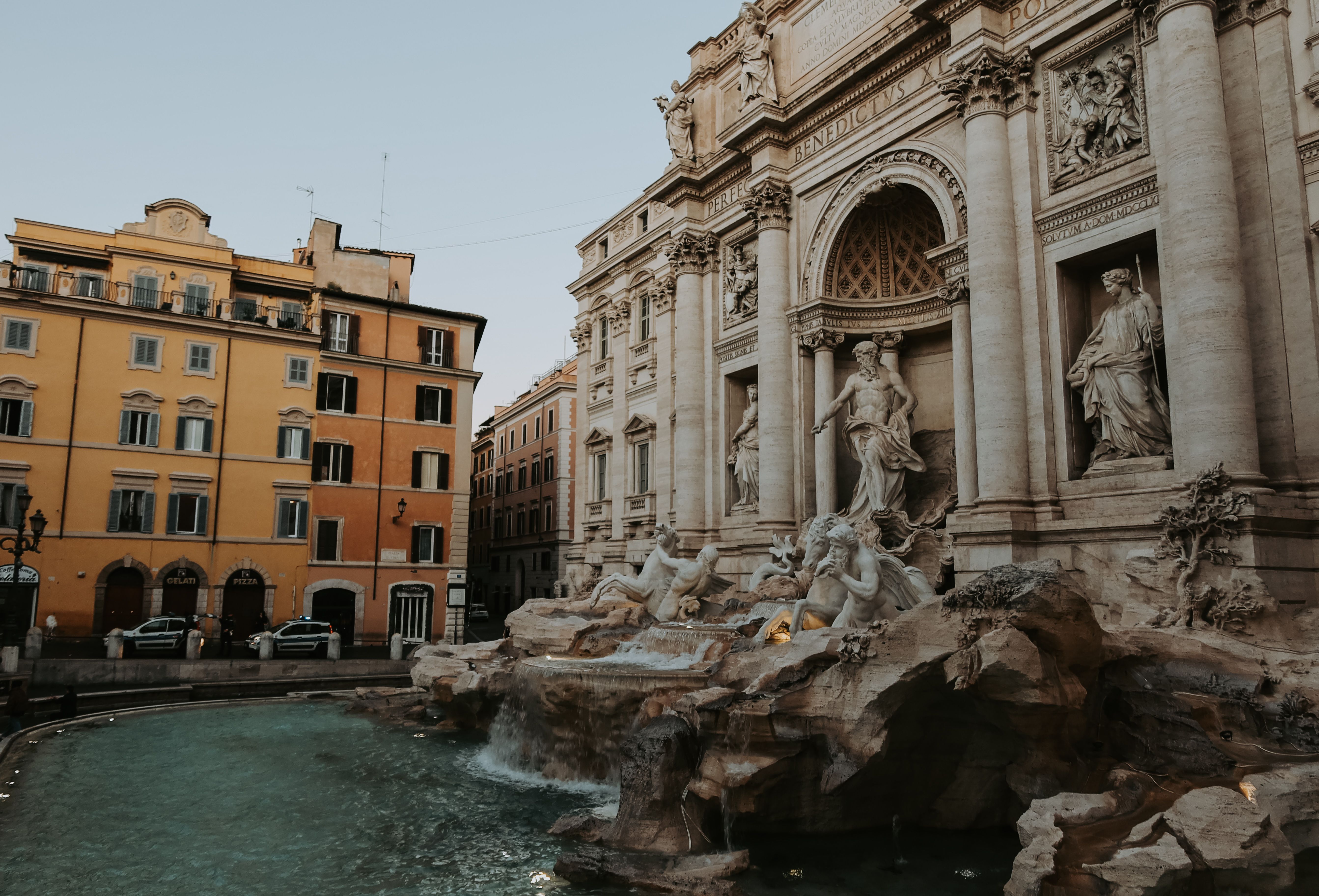 Viajera consultando un mapa de Italia y su seguro médico internacional antes de una excursión