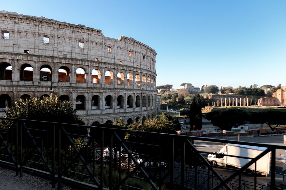 Colosseum és Római Fórum: Tökéletes Egynapos Útvonal – Colosseum Rome exterior sunny day
