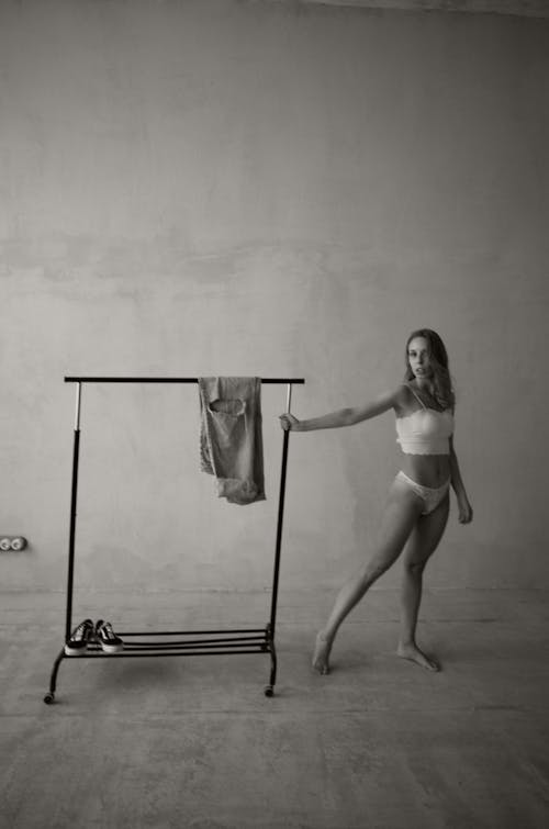 Foto profissional grátis de arara para pendurar roupa, contemporâneo, de pé