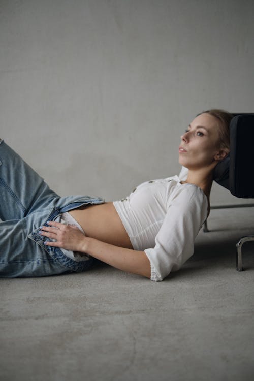 Fotos de stock gratuitas de acostado, camiseta corta, mujer