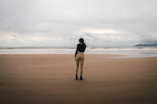 해안선에 서있는 여자