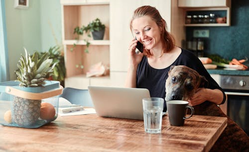 Kostenloses Stock Foto zu am telefon sprechen, arbeiten, braune haare