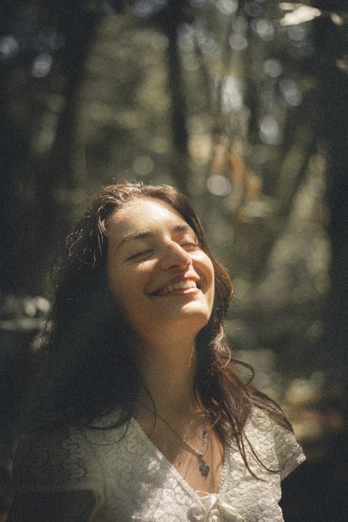 dikey atış, gözler kapalı, gülümsemek içeren Ücretsiz stok fotoğraf