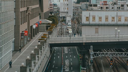 Foto stok gratis bangunan, jalan-jalan kota, jembatan kaki