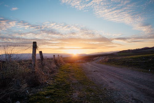 Безкоштовне стокове фото на тему «ґрунтова дорога, Захід сонця, пейзаж»