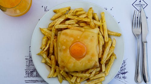 Безкоштовне стокове фото на тему «francesinha, бутерброд, вид зверху»